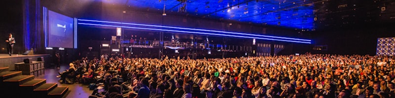 CC网投球迷社区互动广场，用户在线交流场景