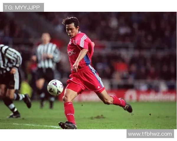 足球明星在绿茵场上的惊艳跳跃瞬间展现力量与技巧的完美结合